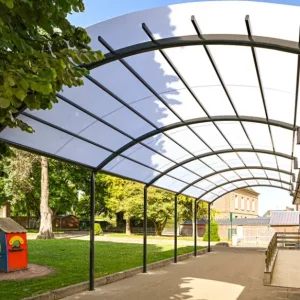 Préau d'école bien entretenu
